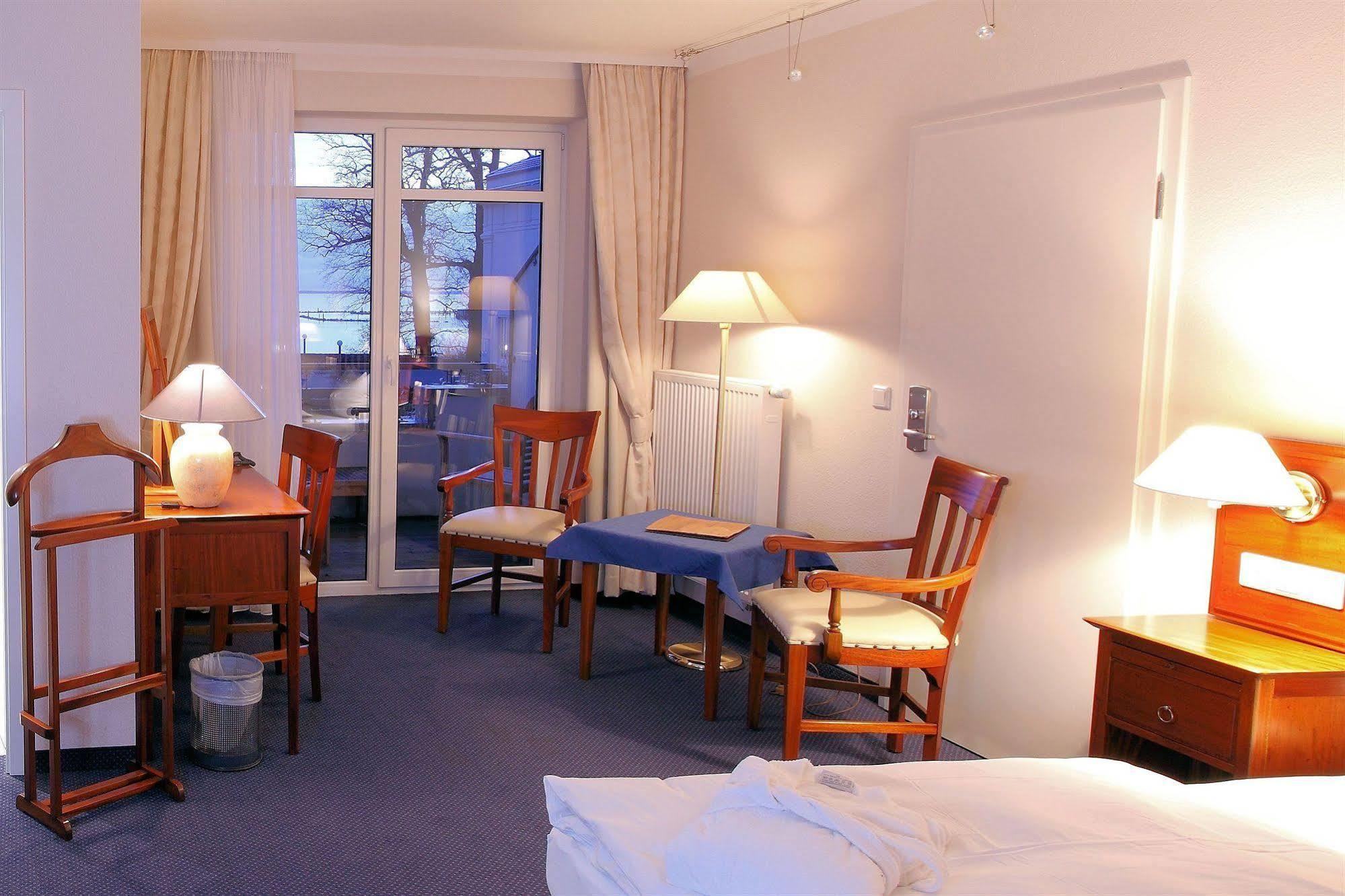 Hotel Badehaus Goor Путбус Екстериор снимка